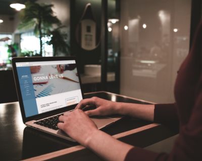 girl-working-with-her-macbook-pro-mockup-a19522